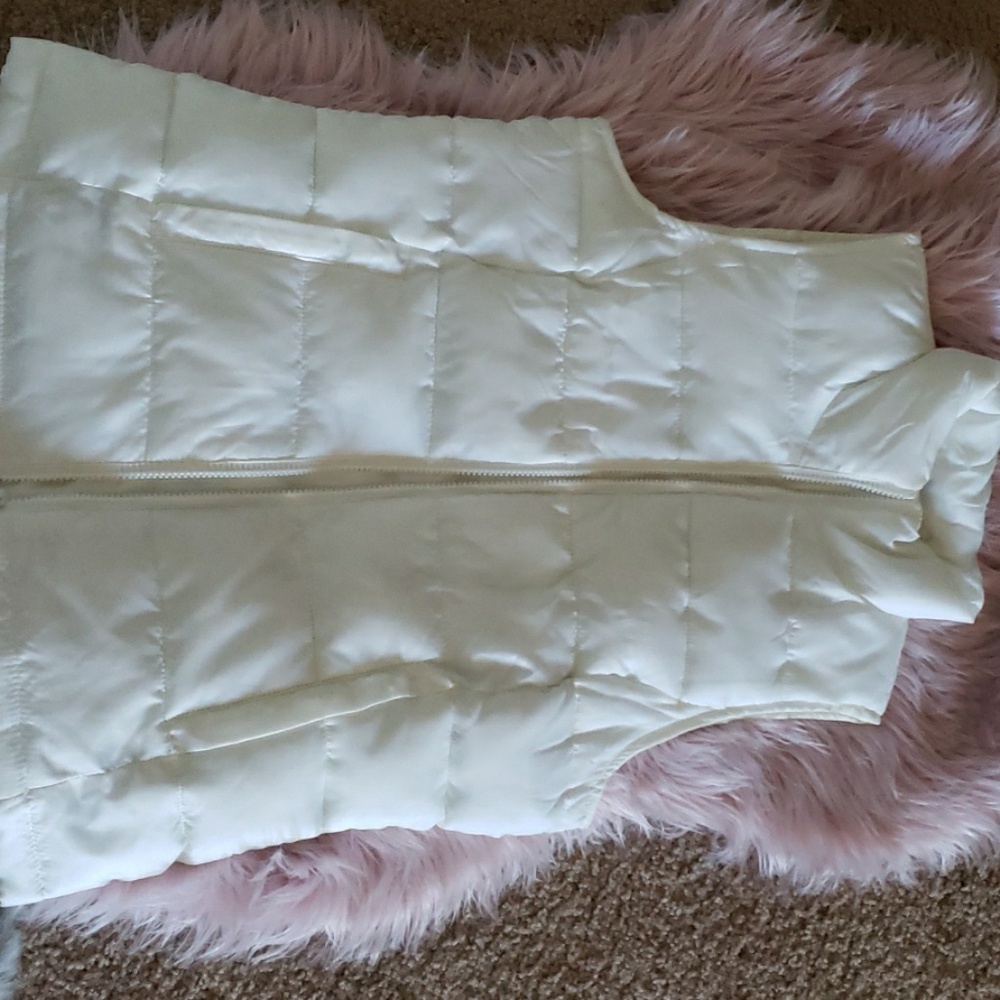 Sleeveless puffer jacket